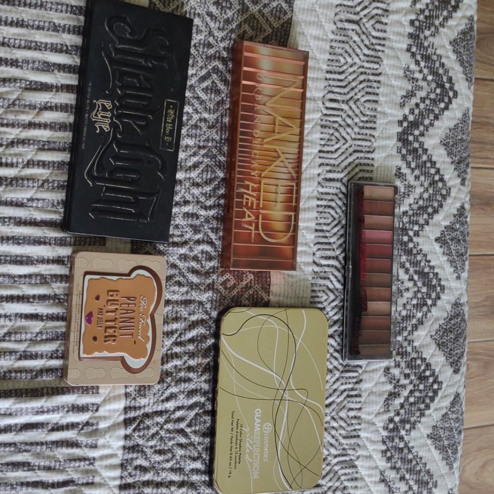 Makeup bundle: 5 eyeshadow palettes.